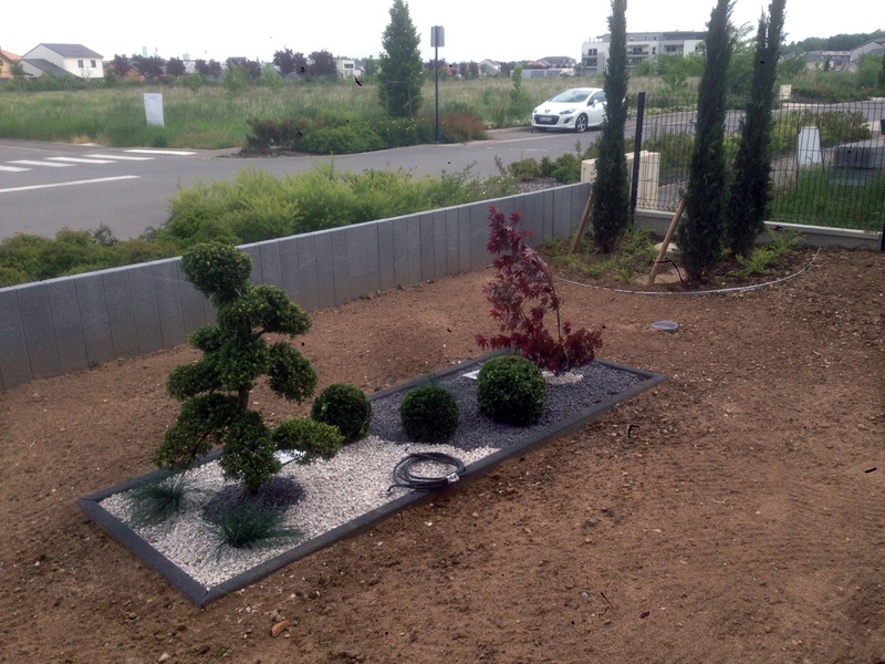Mineral bed planted at the foot of a low wall